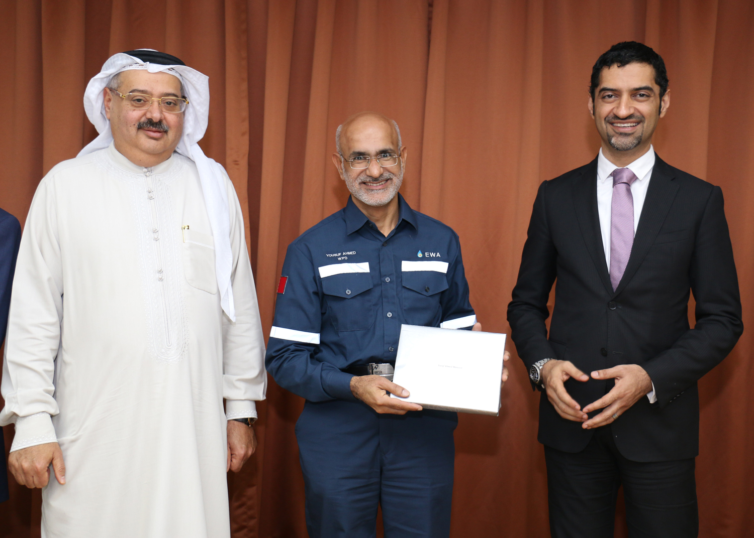 Water and Electricity Minister inspects WEA training section Bahrain